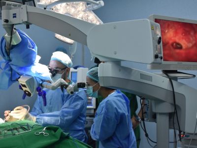 Médicos realizan implante coclear en Hospital Irma de Lourdes Tzanetatos