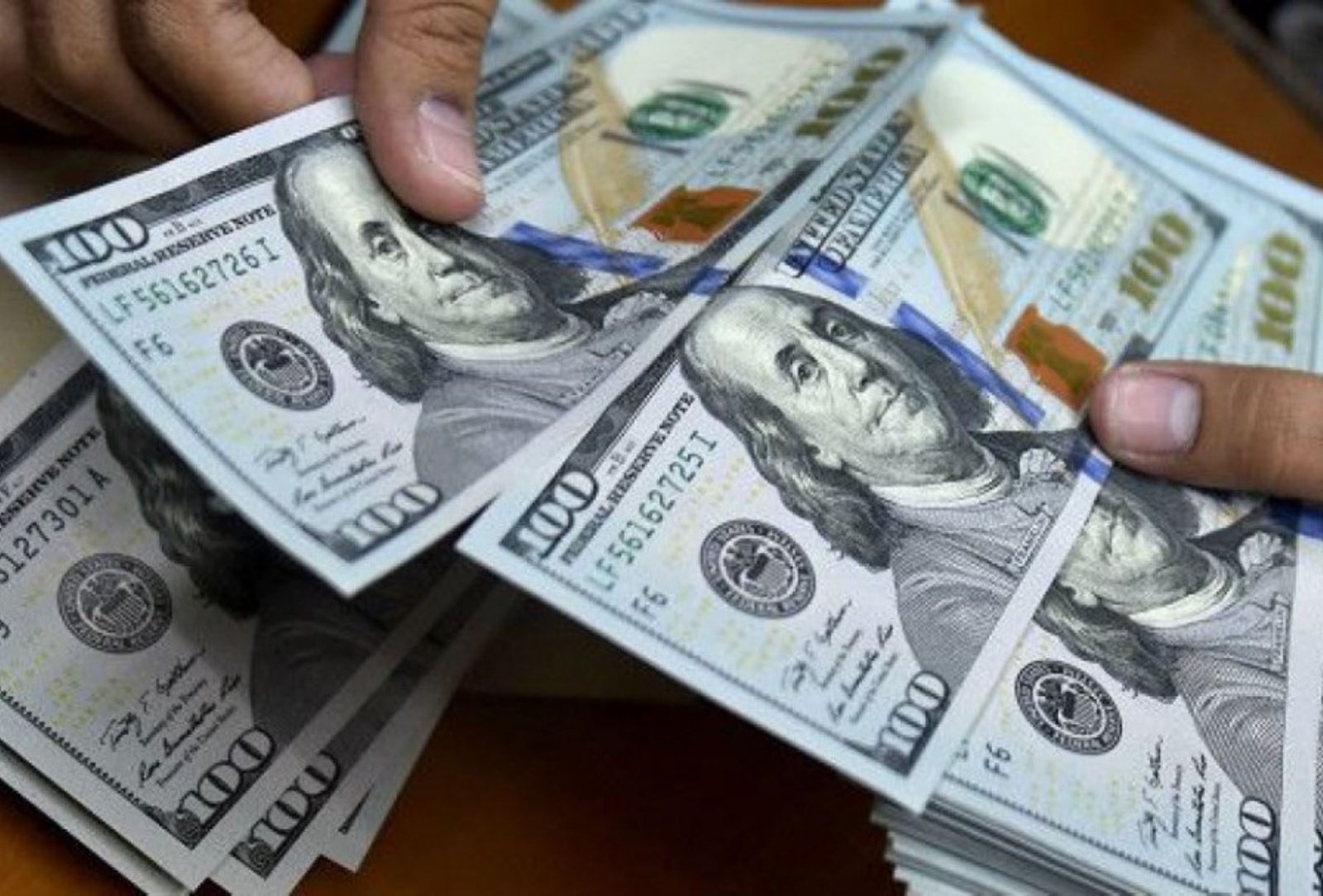 El dólar alcanza la paridad con el euro por primera vez en 20 años