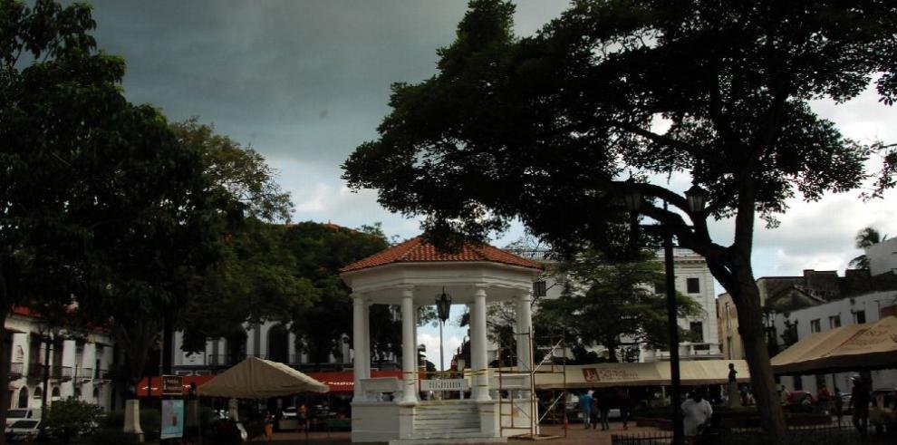 Manifestantes vandalizan el parque Catedral