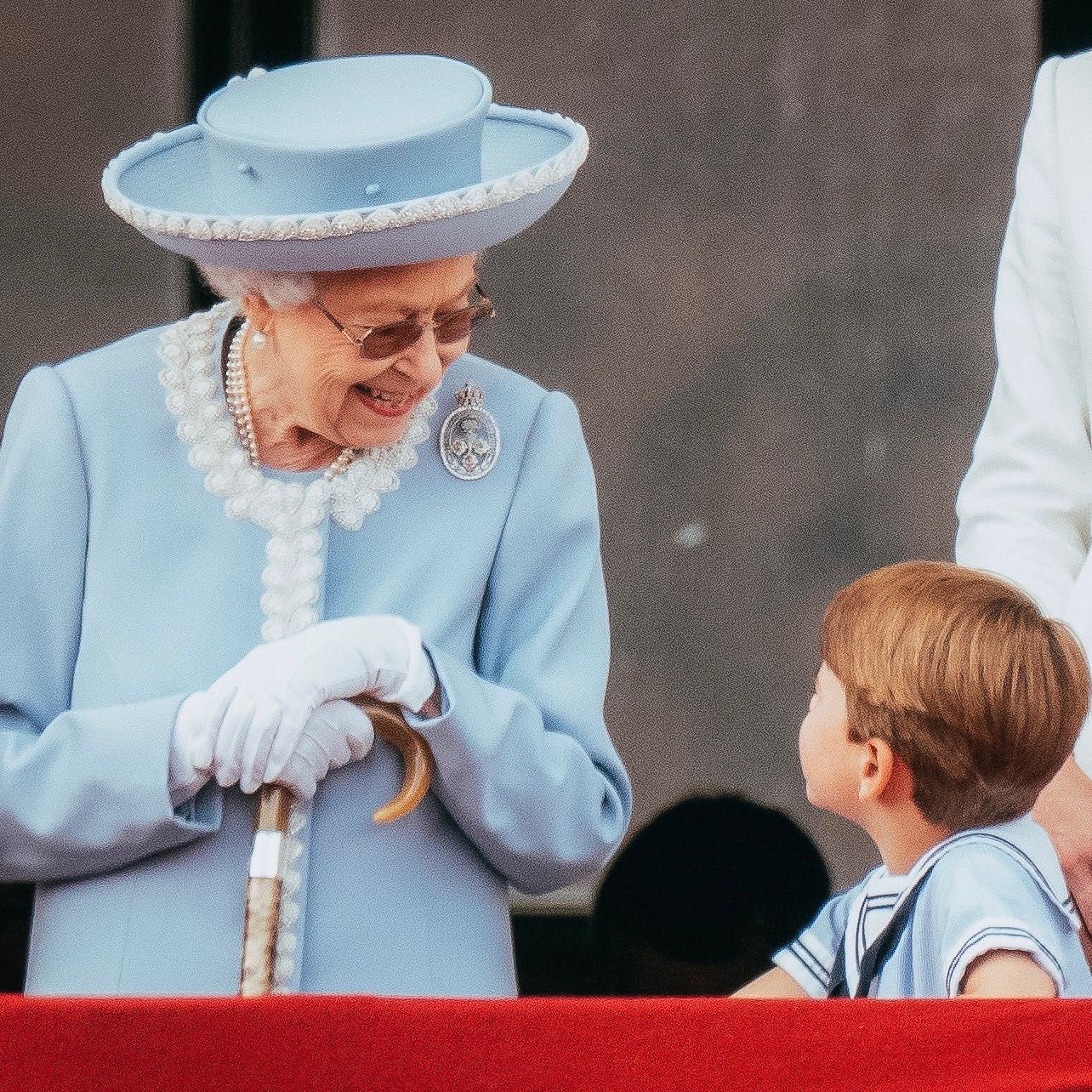 La reina Isabel II sufre "molestias" y no acudirá el viernes a los actos de su Jubileo